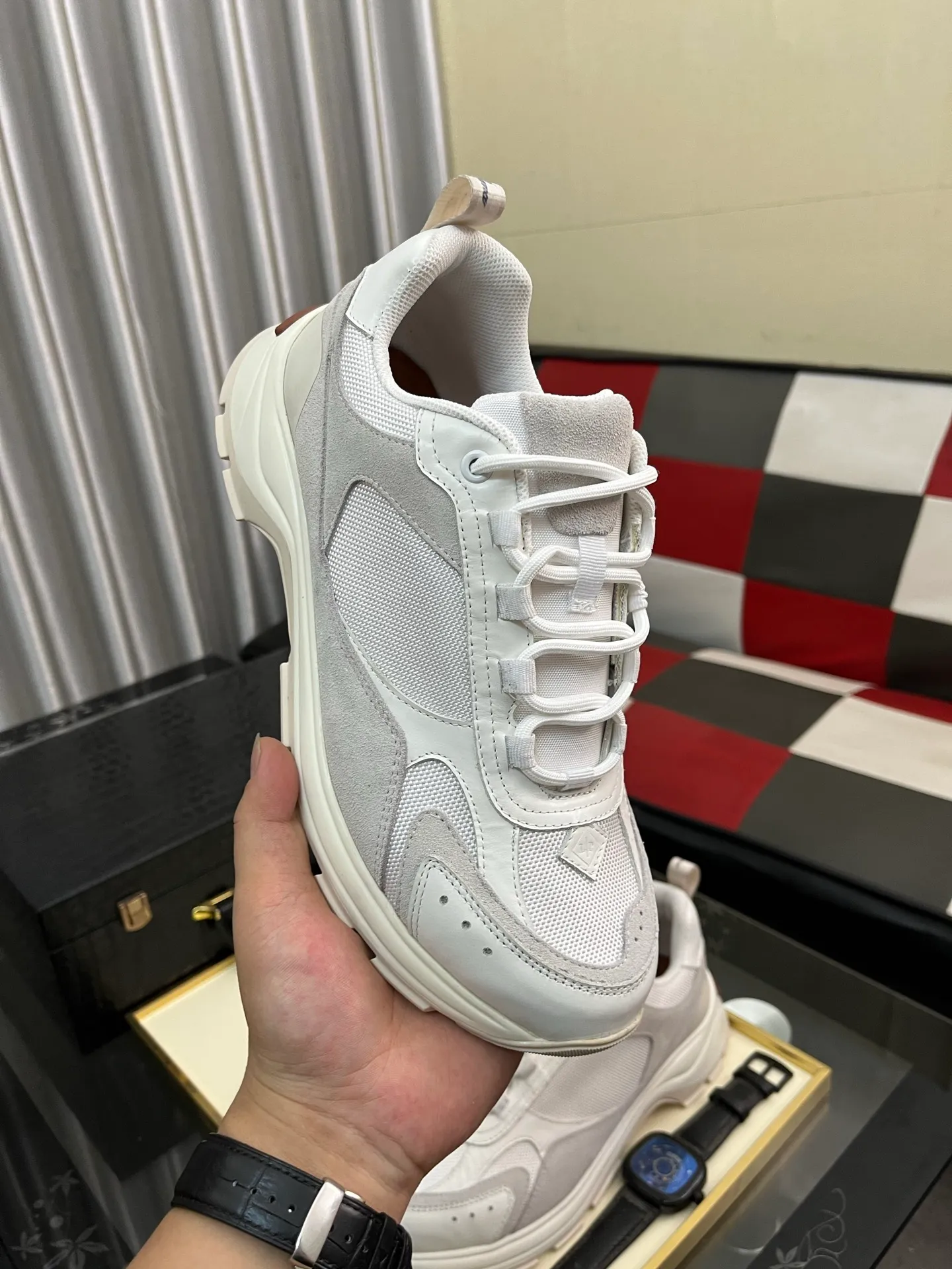 Men's shoes 💰520 ⌚️⌚️ Loro Piana's classic popular lp top version of Pili casual shoes. It turns out that these are the casual shoes that are said to be able to walk 20,000 steps without tiring your feet. This pair has both good looks and feel. You will be completely lost as soon as you step on it ~ The minimalist design is eye-catching and durable, and it is a bonus for dressing. The soft feeling on the feet has outstanding texture, and it is very nice without abrasion on the feet. The soft and waxy soles make it easy to wear for daily use for a long time. Who can resist a pair of versatile and good-looking loafers? Don't be too elegant at all, the feel and texture of the feet are good, the key is to make the legs look longer and not tire the feet, the main thing is that it is just right!        Material: Original cowhide Lining: Original sheepskin Outsole: Original sole Size: 38-44